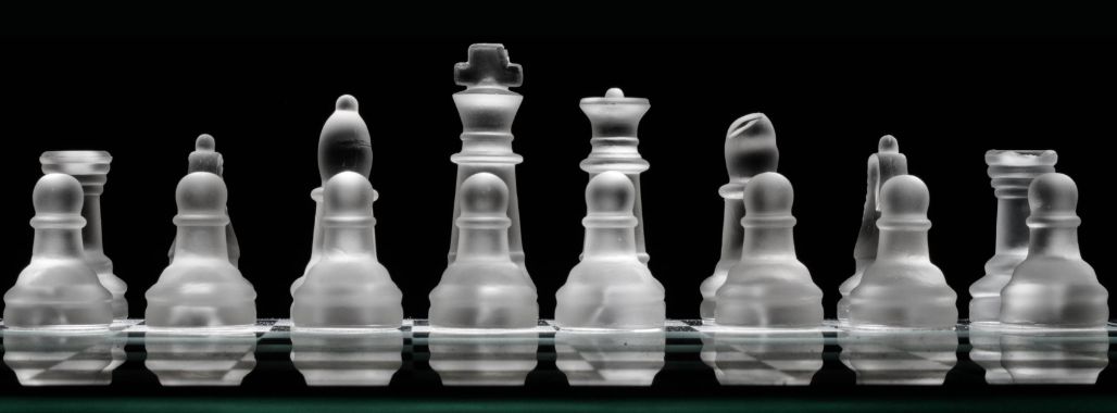 Hra šachy - hra pre dvoch hráčov, šach proti počítaču, online, offline logická hra
